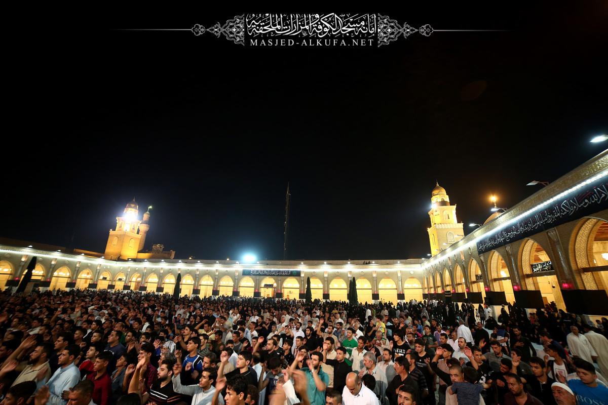 المؤمنون يستذكرون شهادة الإمام الباقر (عليه السلام) في مجلس حسيني وسط مسجد الكوفة المعظم