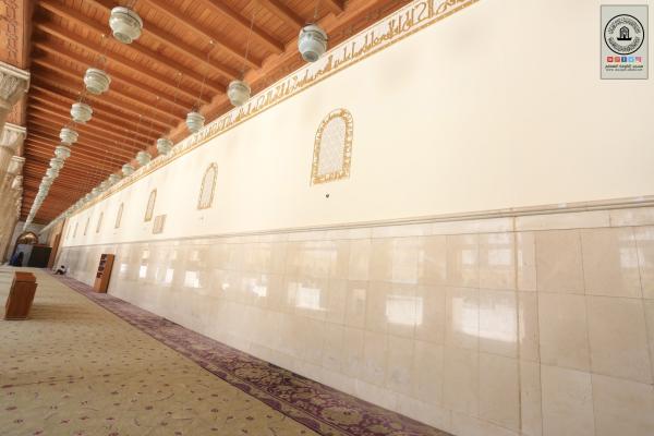 المباشرة بمشروع صبغ الجدران الداخلية لمسجد الكوفة المعظم