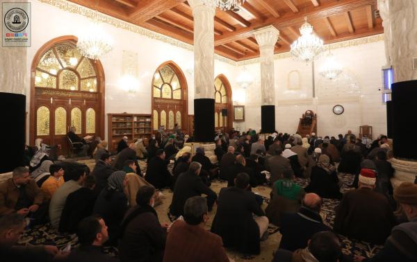 بالصور .. المؤمنون يحيون ذكرى شهادة الصديقة الطاهرة (عليها السلام) في مسجد الكوفة المعظم