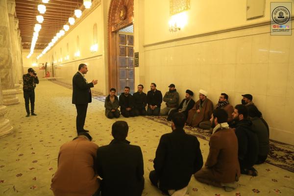 وفد طلابي من مدرسة مدينة العلم الدينية يتشَّرف بزيارة مسجد الكوفة المعظم
