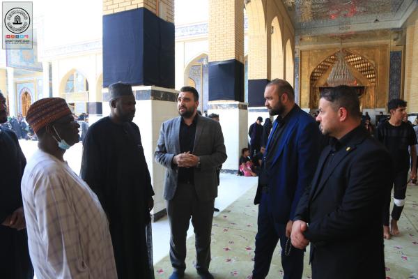 سفير نيجيريا السابق في العراق السيد بالا محمد سامي يتشرف بزيارة مسجد الكوفة المعظم ويطلع على المعالم التاريخية وكذلك الخدمات المقدمة للزائرين الكرام خلال زيارة الاربعين