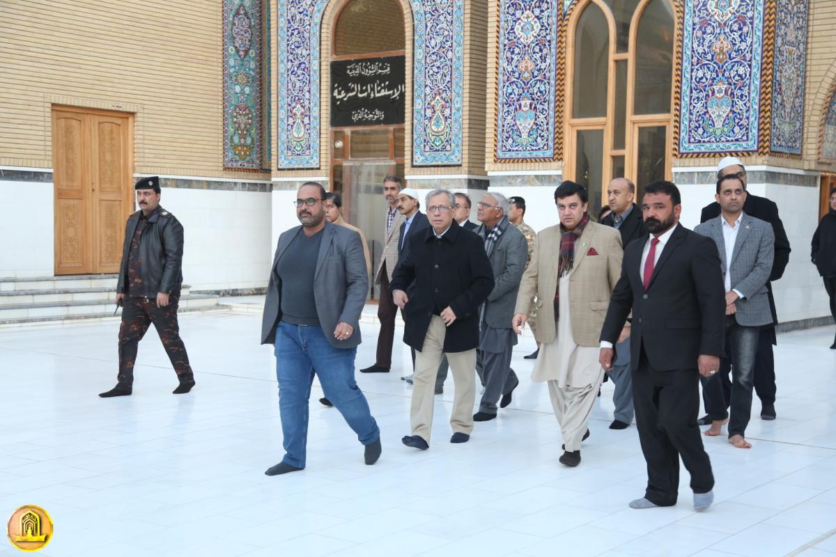 السفير الباكستاني في بغداد والوفد المرافق له يتشرف بزيارة مسجد الكوفة المعظم والمراقد الطاهرة جواره