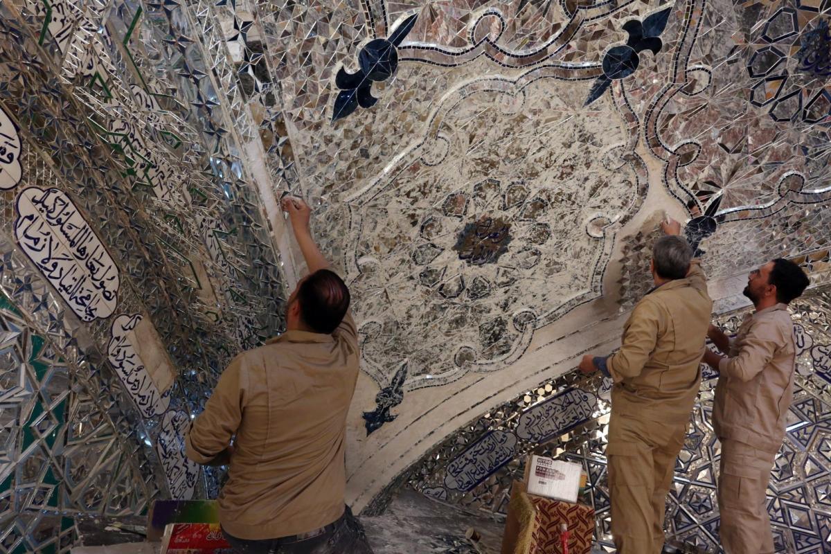 استمرار العمل بمشروع استبدال المرآة العاكسة عينكار المتضررة في حضرة مسلم بن عقيل (عليه السلام)