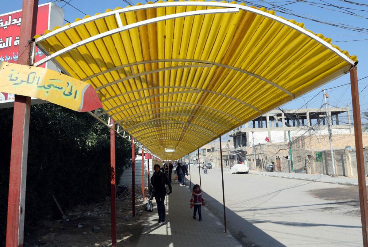 نصب مظلات ثابتة في طريق زائري مسجد   الكوفة