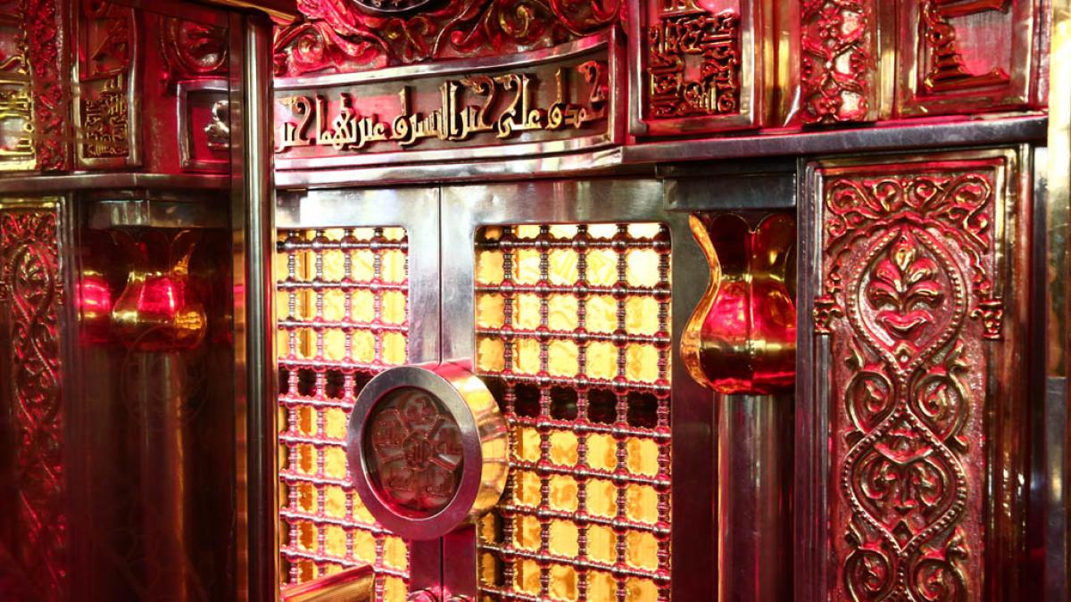 الكوادر الهندسية في أمانة مسجد الكوفة توسع شباك محراب أمير المؤمنين (عليه السلام)