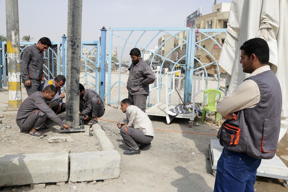 الكوادر الهندسية تنجز مشروع إنارة محيط مسجد الكوفة المعظم